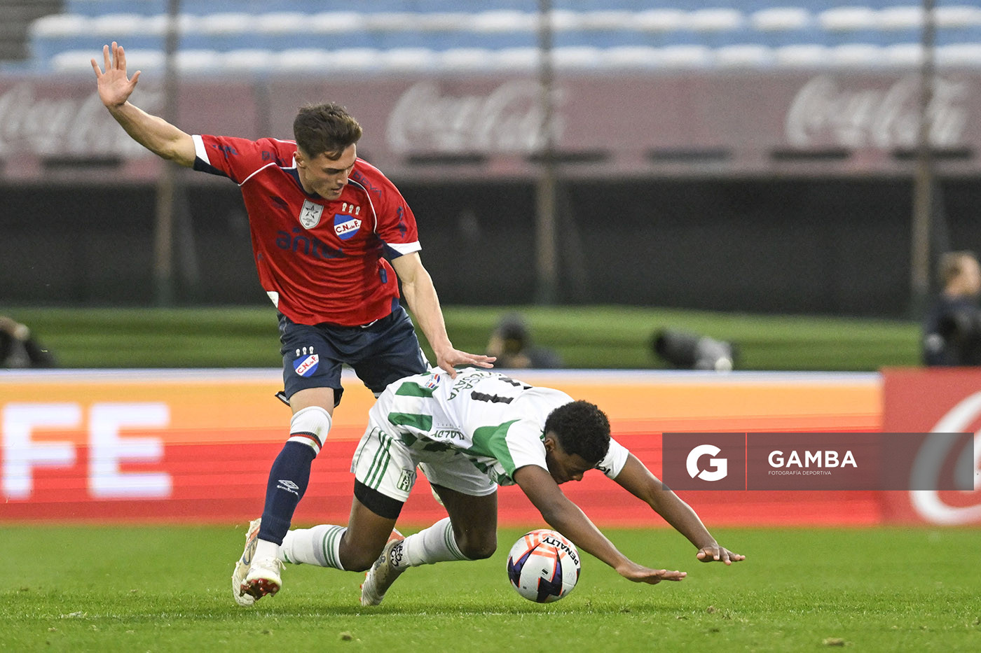 Yuri Oyarzo, de Racing, Liga AUF Uruguaya. Estadio Centenario.
