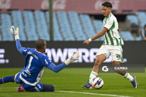 Álex Vázquez, de Racing, Liga AUF Uruguaya. Estadio Centenario.