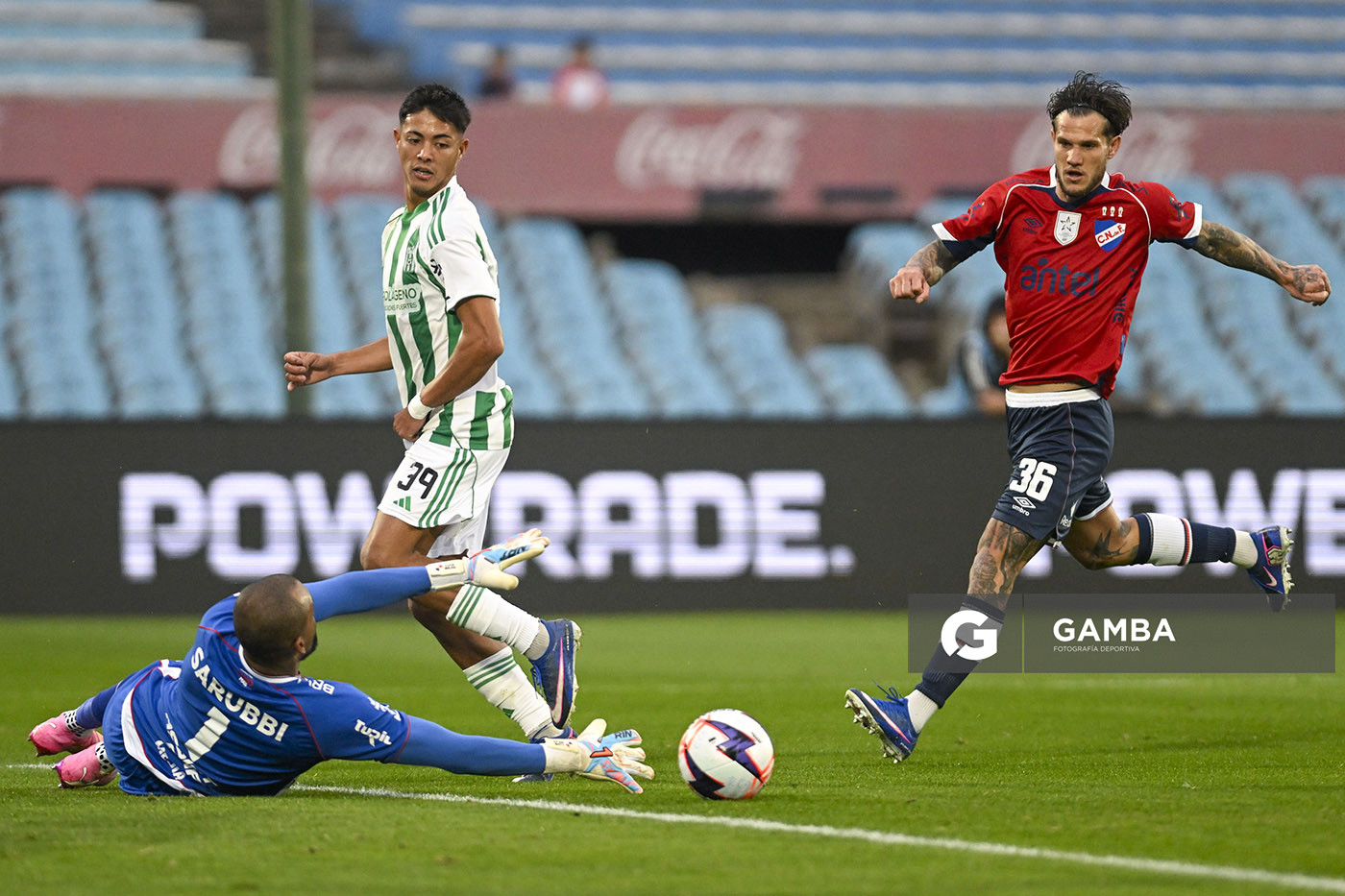 Luis Mejía, golero de Nacional, Liga AUF Uruguaya. Estadio Centenario.