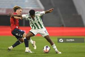 Yuri Oyarzo, de Racing, Liga AUF Uruguaya. Estadio Centenario.