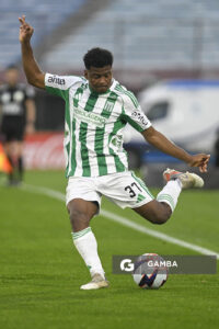 Yuri Oyarzo, de Racing, Liga AUF Uruguaya. Estadio Centenario.