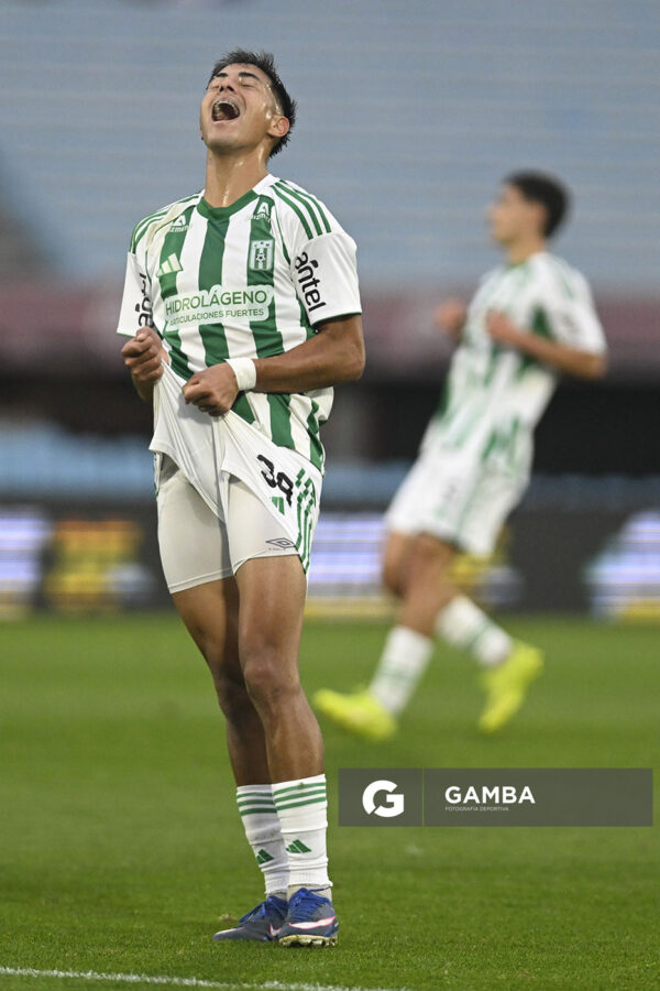Álex Vázquez, de Racing, Liga AUF Uruguaya. Estadio Centenario.