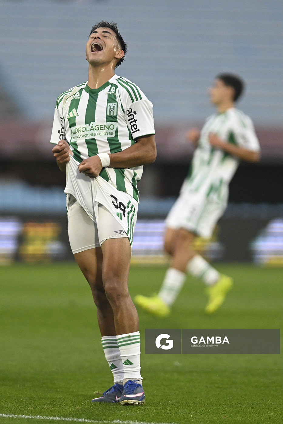 Álex Vázquez, de Racing, Liga AUF Uruguaya. Estadio Centenario.