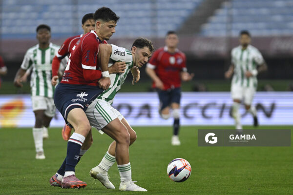 Tomás Habib, de Racing, Liga AUF Uruguaya. Estadio Centenario.