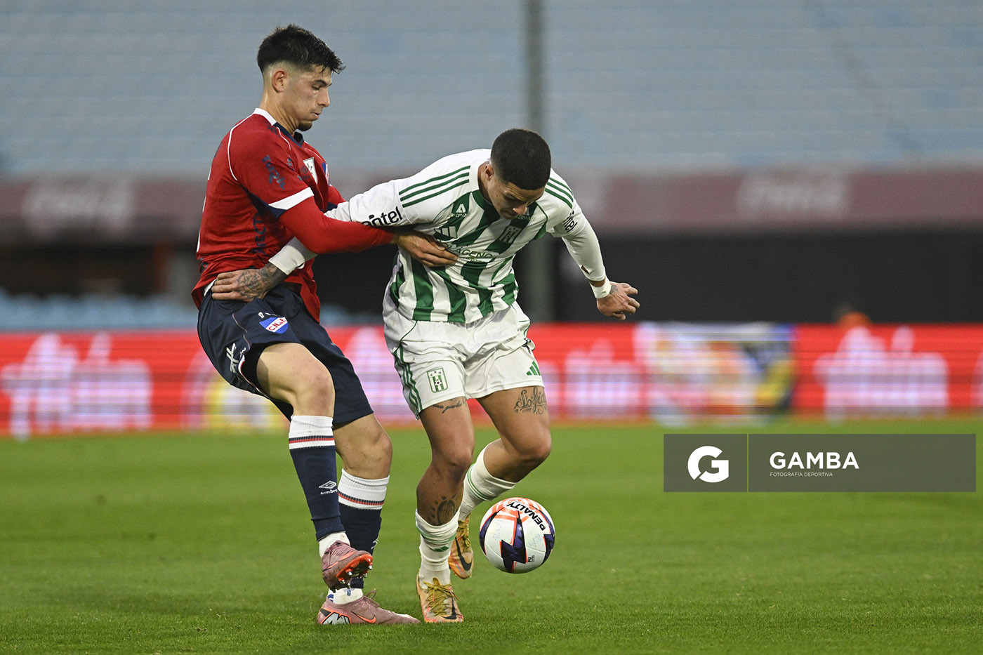 Esteban da Silva, de Racing, Liga AUF Uruguaya. Estadio Centenario.