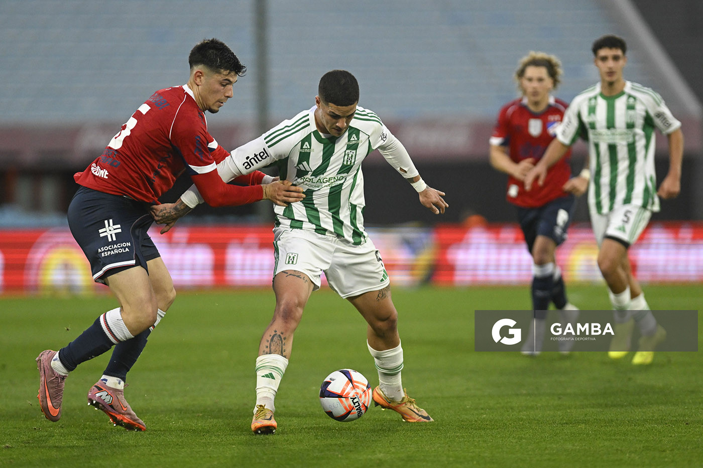 Esteban da Silva, de Racing, Liga AUF Uruguaya. Estadio Centenario.