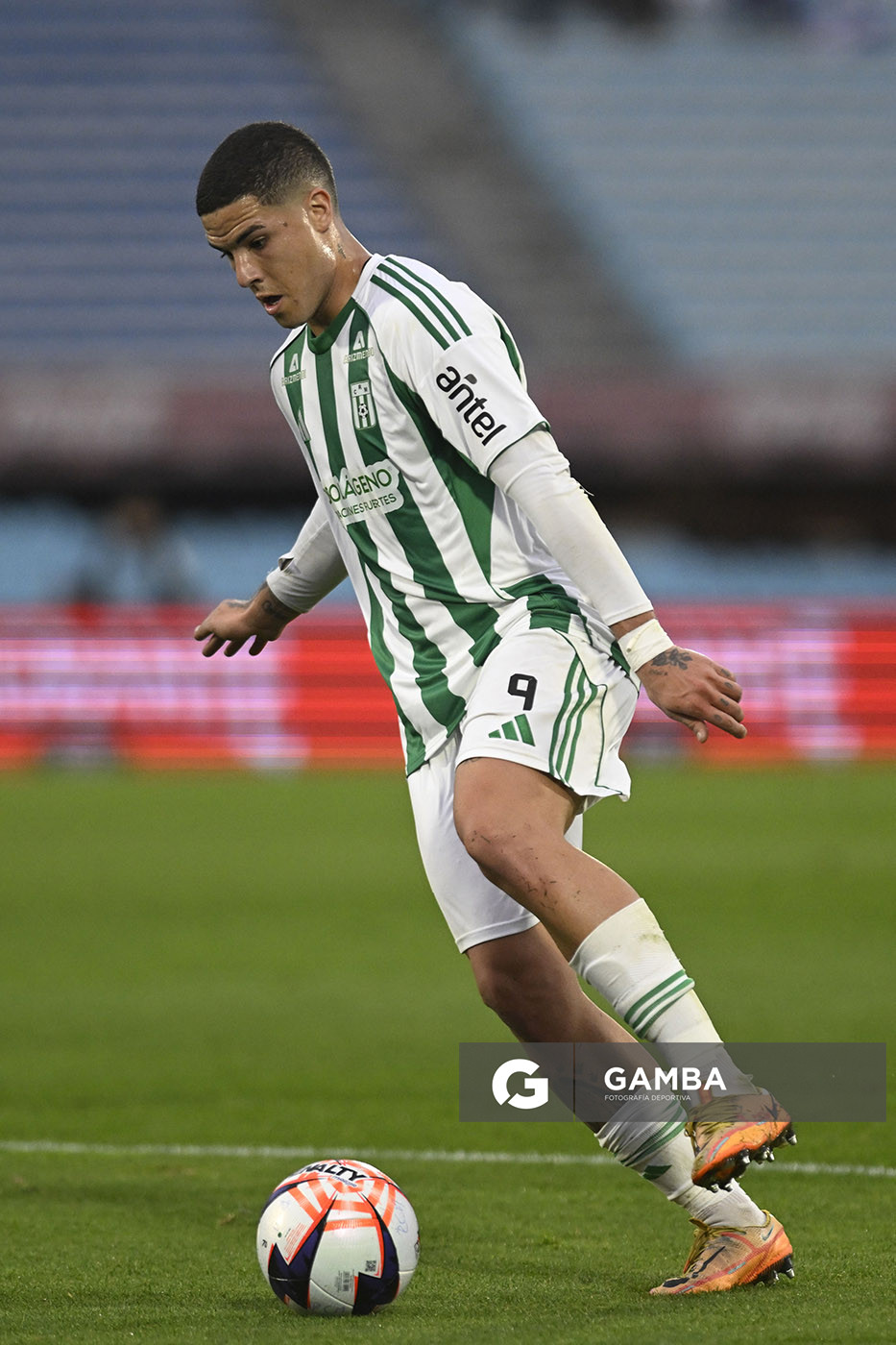 Esteban da Silva, de Racing, Liga AUF Uruguaya. Estadio Centenario.