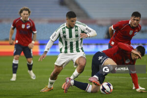 Esteban da Silva, de Racing, Liga AUF Uruguaya. Estadio Centenario.
