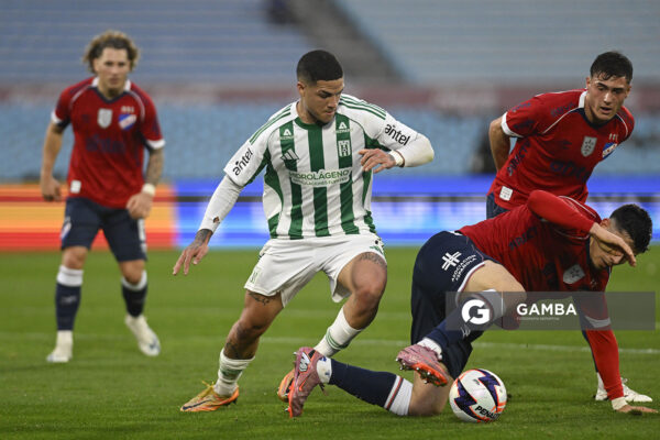 Esteban da Silva, de Racing, Liga AUF Uruguaya. Estadio Centenario.