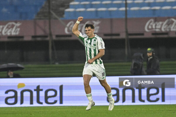 Tomás Habib, de Racing, Liga AUF Uruguaya. Estadio Centenario.