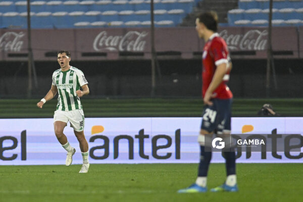 Tomás Habib, de Racing, Liga AUF Uruguaya. Estadio Centenario.