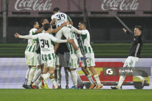 Jugadores de Racing celebran el primer gol. Liga AUF Uruguaya. Estadio Centenario.