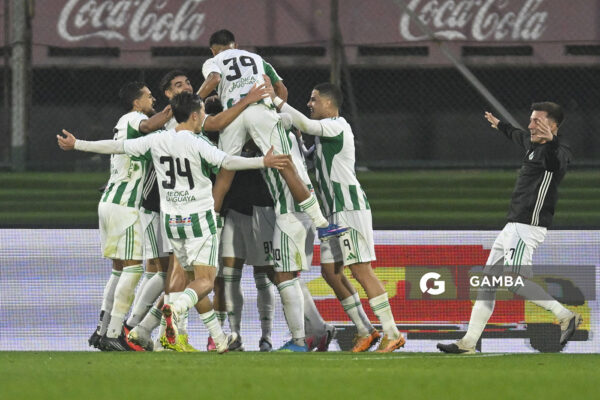 Jugadores de Racing celebran el primer gol. Liga AUF Uruguaya. Estadio Centenario.