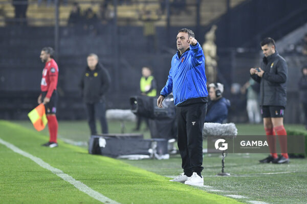 Diego Osella, director técnico de Central Español, Liga AUF Uruguaya. Estadio Campeón del Siglo.