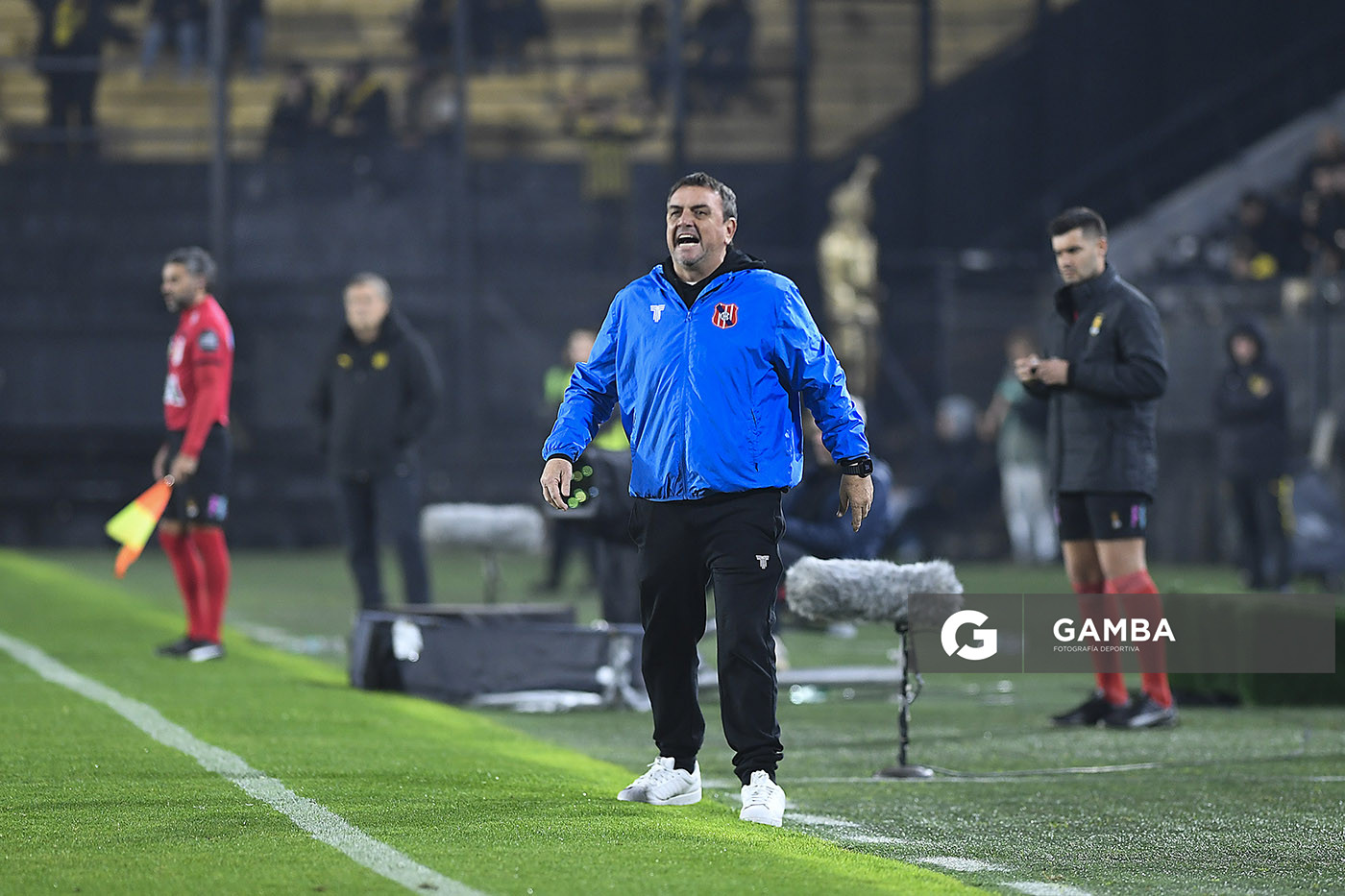 Diego Osella, director técnico de Central Español, Liga AUF Uruguaya. Estadio Campeón del Siglo.