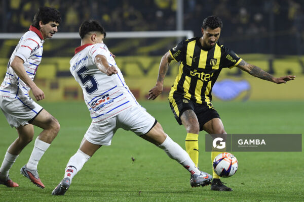 Eduardo Darias, de Peñarol, Liga AUF Uruguaya. Estadio Campeón del Siglo.
