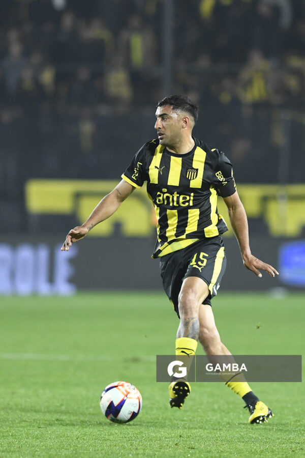 Maximiliano Olivera, de Peñarol, Liga AUF Uruguaya. Estadio Campeón del Siglo.
