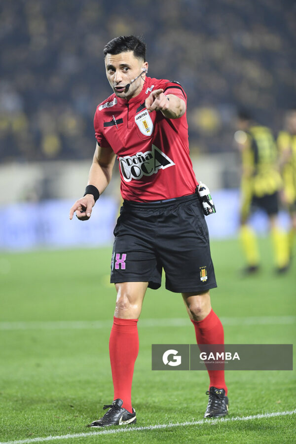 Esteban Guerra, árbitro central, Liga AUF Uruguaya. Estadio Campeón del Siglo.