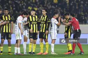 Esteban Guerra, árbitro central, Liga AUF Uruguaya. Estadio Campeón del Siglo.