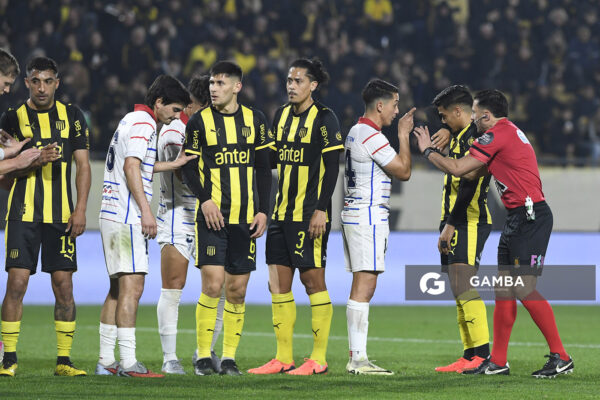 Esteban Guerra, árbitro central, Liga AUF Uruguaya. Estadio Campeón del Siglo.