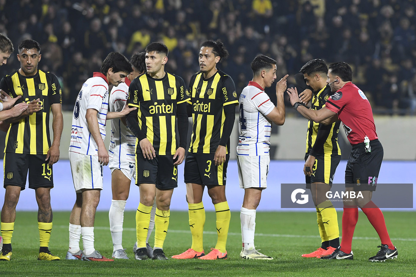 Esteban Guerra, árbitro central, Liga AUF Uruguaya. Estadio Campeón del Siglo.