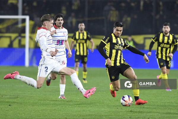 Matías Arezo, de Peñarol, Liga AUF Uruguaya. Estadio Campeón del Siglo.