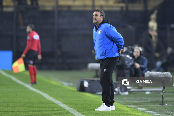 Diego Osella, director técnico de Central Español, Liga AUF Uruguaya. Estadio Campeón del Siglo.