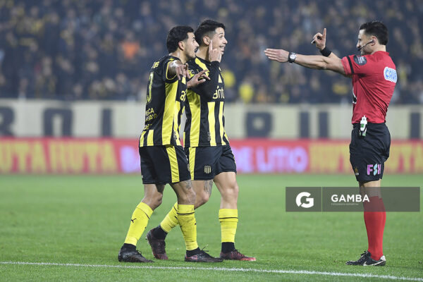 Esteban Guerra, árbitro central, Liga AUF Uruguaya. Estadio Campeón del Siglo.
