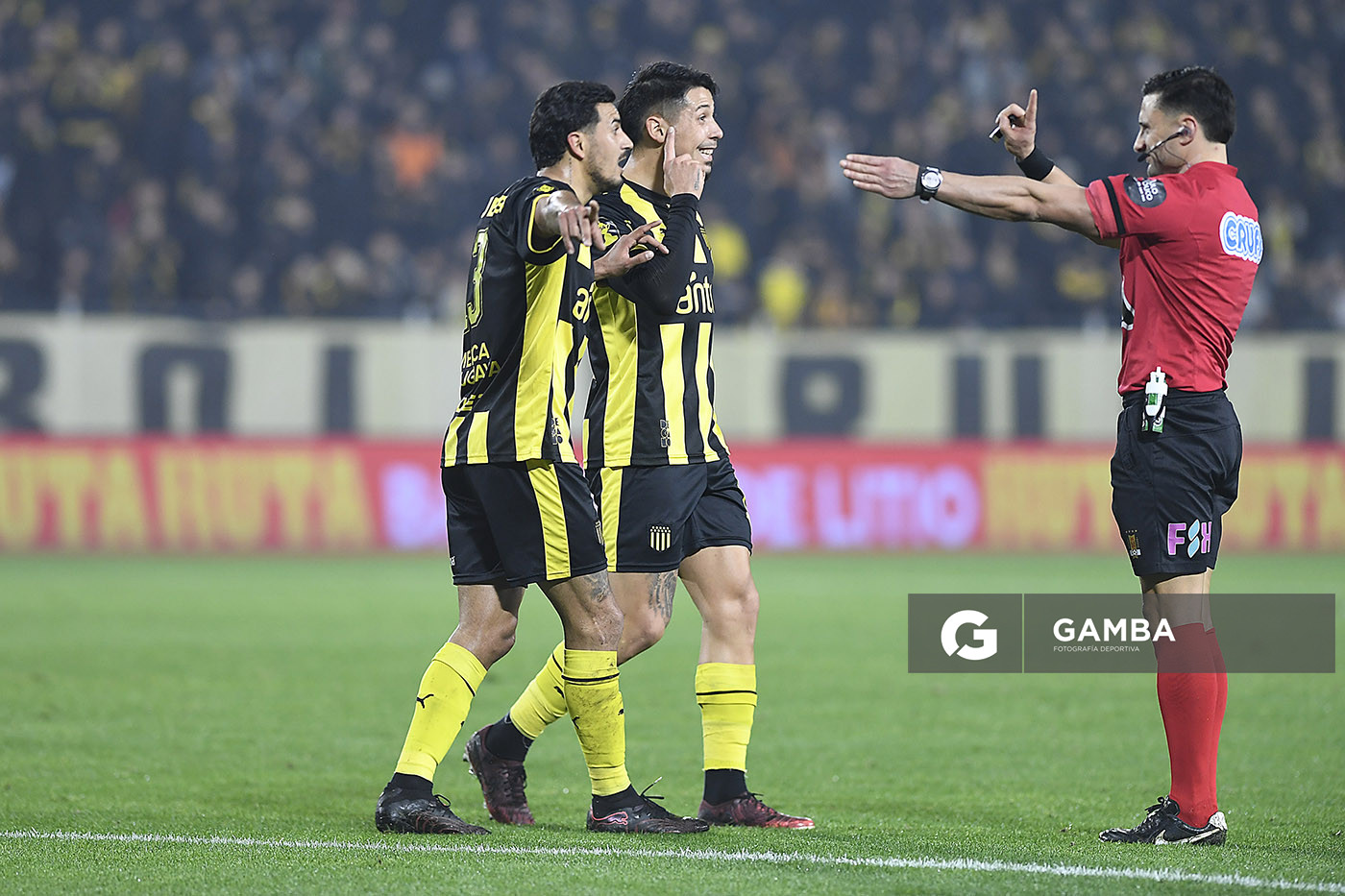 Esteban Guerra, árbitro central, Liga AUF Uruguaya. Estadio Campeón del Siglo.
