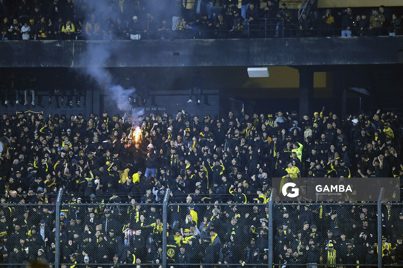 Hinchas de Peñarol. Liga AUF Uruguaya. Estadio Campeón del Siglo.