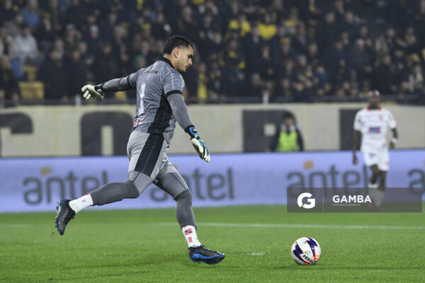 Emiliano Márquez, golero de Central Español, Liga AUF Uruguaya. Estadio Campeón del Siglo.