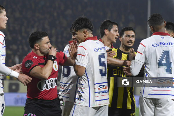 Esteban Guerra, árbitro central, Liga AUF Uruguaya. Estadio Campeón del Siglo.
