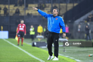 Diego Osella, director técnico de Central Español, Liga AUF Uruguaya. Estadio Campeón del Siglo.