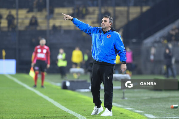 Diego Osella, director técnico de Central Español, Liga AUF Uruguaya. Estadio Campeón del Siglo.