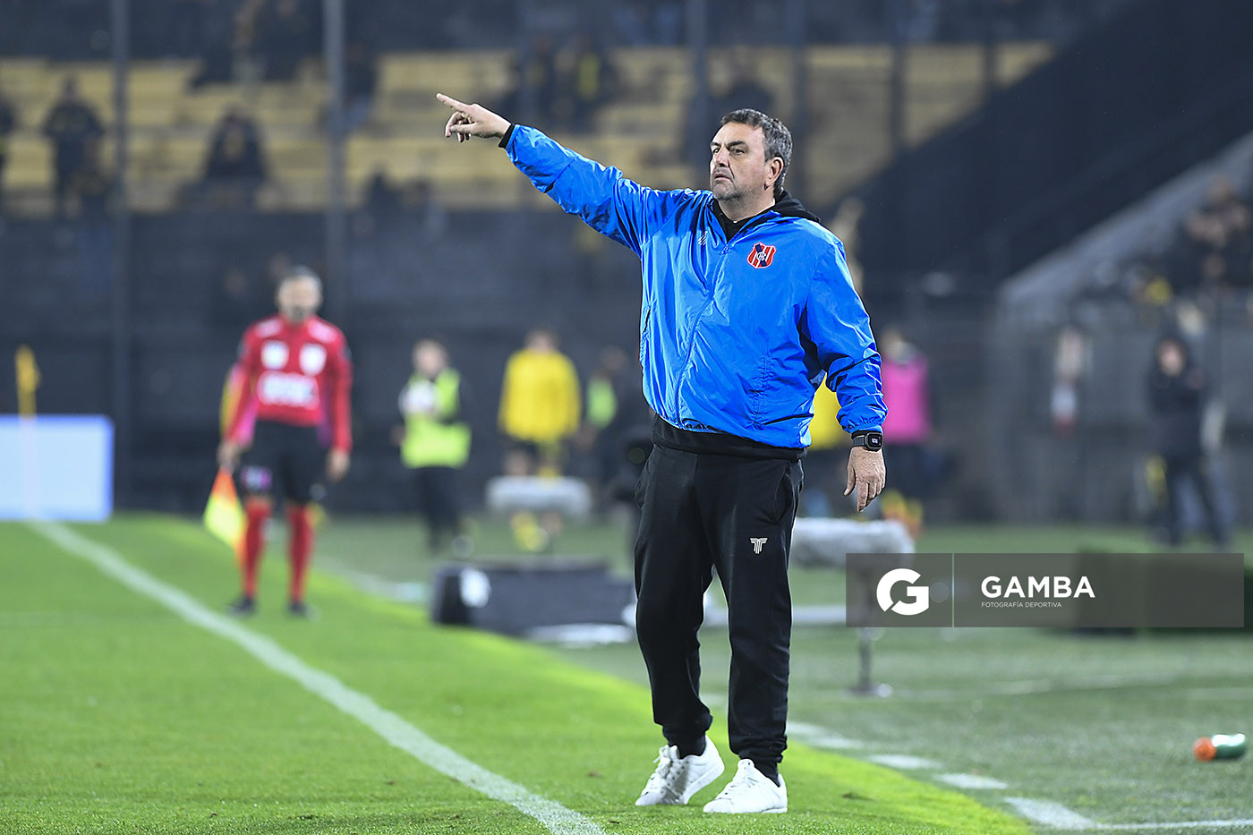 Diego Osella, director técnico de Central Español, Liga AUF Uruguaya. Estadio Campeón del Siglo.