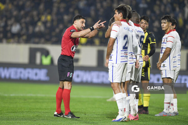 Esteban Guerra, árbitro central, Liga AUF Uruguaya. Estadio Campeón del Siglo.