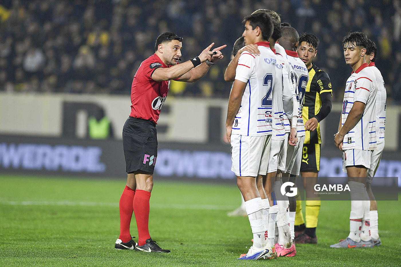 Esteban Guerra, árbitro central, Liga AUF Uruguaya. Estadio Campeón del Siglo.