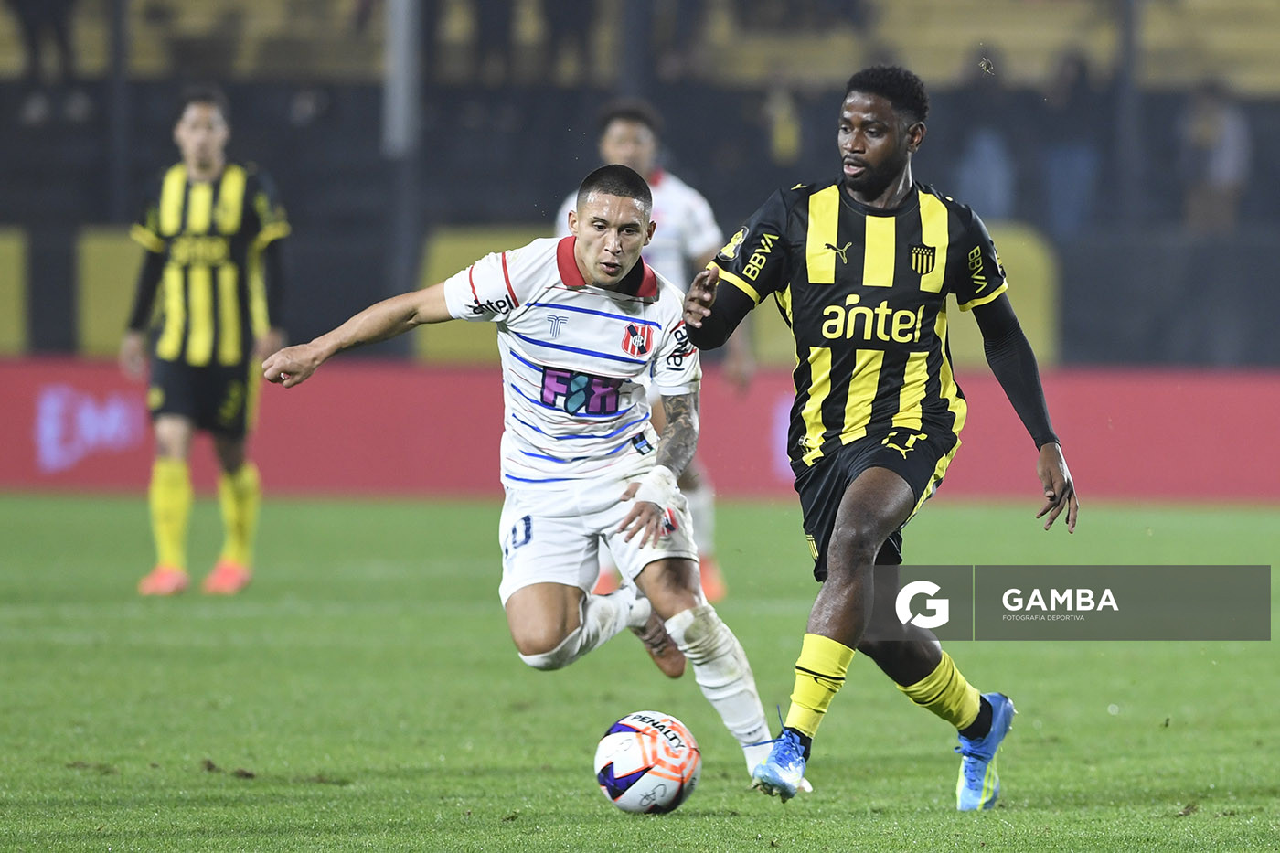 Luis Angulo, de Peñarol, Liga AUF Uruguaya. Estadio Campeón del Siglo.