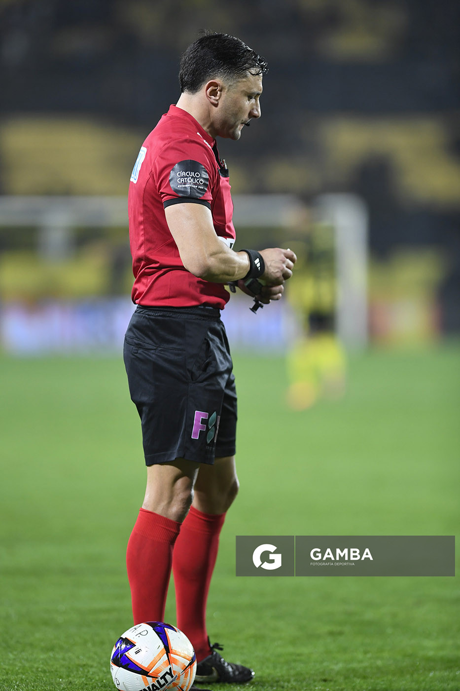 Esteban Guerra, árbitro central, Liga AUF Uruguaya. Estadio Campeón del Siglo.
