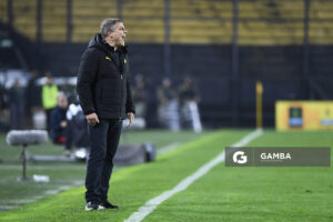 Diego Aguirre, director técnico de Peñarol, Liga AUF Uruguaya. Estadio Campeón del Siglo.