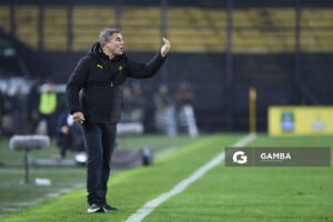 Diego Aguirre, director técnico de Peñarol, Liga AUF Uruguaya. Estadio Campeón del Siglo.
