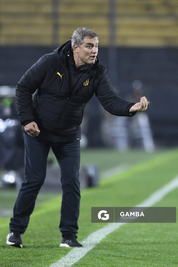 Diego Aguirre, director técnico de Peñarol, Liga AUF Uruguaya. Estadio Campeón del Siglo.