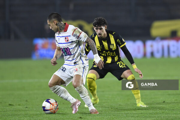 Mariano Aguilera, de Central Español, Liga AUF Uruguaya. Estadio Campeón del Siglo.