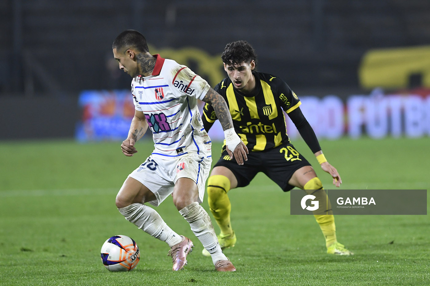 Mariano Aguilera, de Central Español, Liga AUF Uruguaya. Estadio Campeón del Siglo.