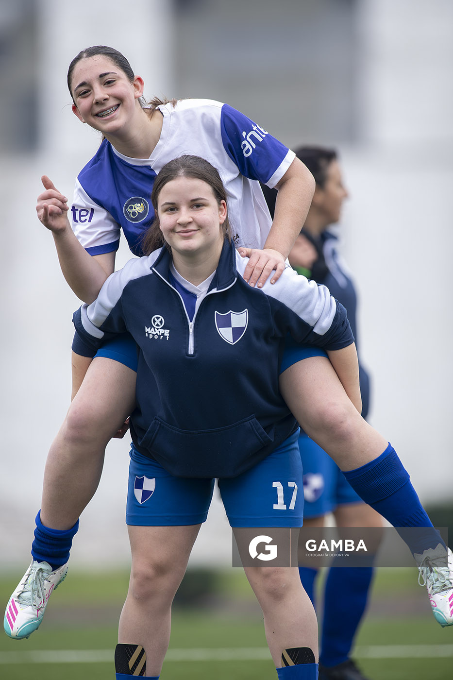 Hyara Lavega y Valentina González, de Granjeros. Campeonato Minuano Femenino. Estadio Juan Antonio Lavalleja.
