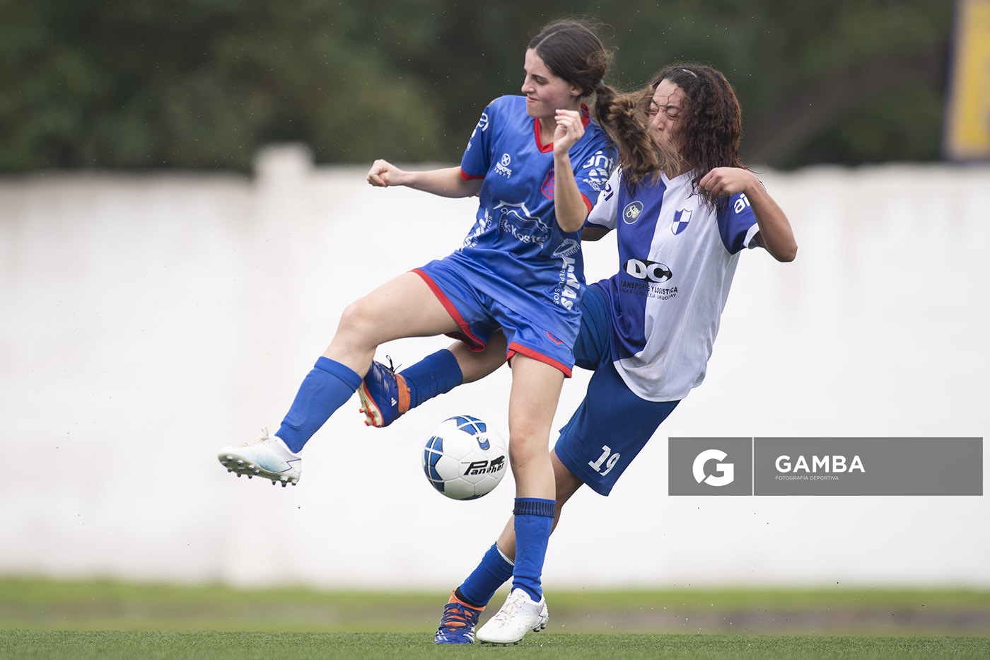 Rocío Sotelo, de Lito. Yesika Guadalupe, de Granjeros, Campeonato Minuano Femenino. Estadio Juan Antonio Lavalleja.