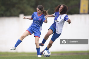 Rocío Sotelo, de Lito. Yesika Guadalupe, de Granjeros, Campeonato Minuano Femenino. Estadio Juan Antonio Lavalleja.