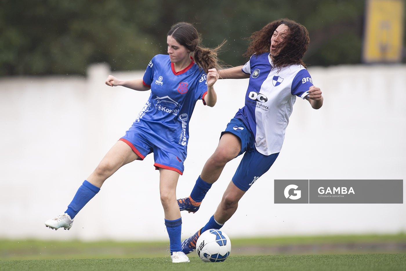 Rocío Sotelo, de Lito. Yesika Guadalupe, de Granjeros, Campeonato Minuano Femenino. Estadio Juan Antonio Lavalleja.