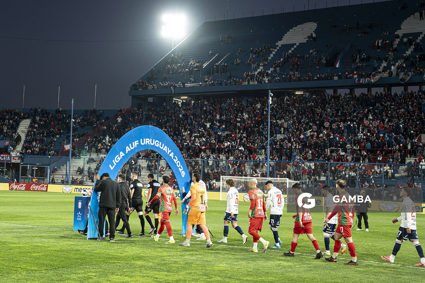 Ingreso de los equipos. Liga AUF Uruguaya. Estadio Gran Parque Central.