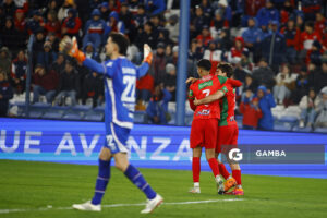 Jugadores de Boston River tras el primer gol de su equipo. Liga AUF Uruguaya. Estadio Gran Parque Central.